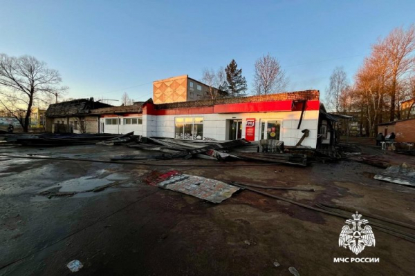 В Ржеве пожарные спасли большой магазин от огня В Ржеве пожарные спасли большой магазин от огня