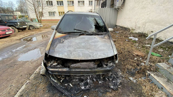 В Тверской области прямо на улице города загорелась иномарка В Тверской области прямо на улице города загорелась иномарка