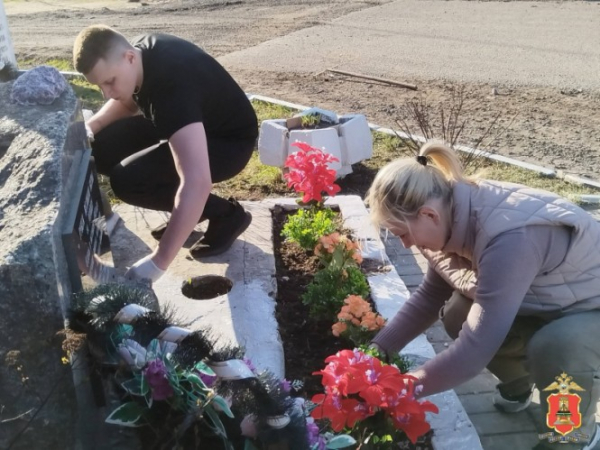 Юристы тверской полиции провели субботник на мемориале