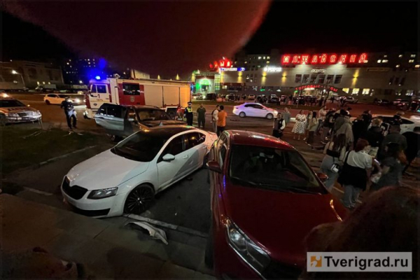 Четыре человека пострадали в массовом ДТП в микрорайоне Южный в Твери Четыре человека пострадали в массовом ДТП в микрорайоне Южный в Твери