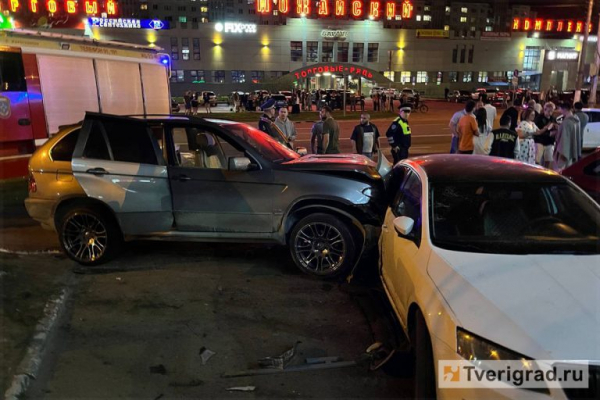Четыре человека пострадали в массовом ДТП в микрорайоне Южный в Твери Четыре человека пострадали в массовом ДТП в микрорайоне Южный в Твери