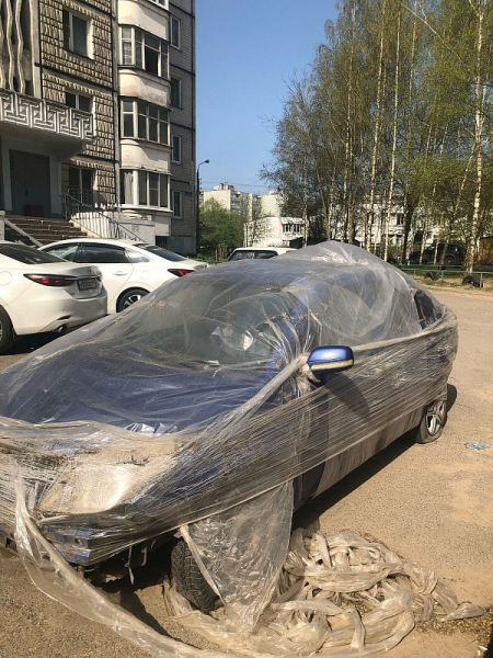 В Твери администрация ищет собственника замотанной в пленку машины В Твери администрация ищет собственника замотанной в пленку машины