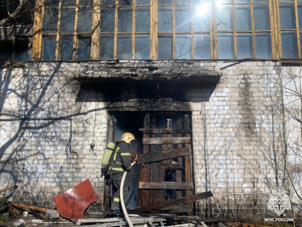 В Тверской области почти два часа тушили большое заброшенное здание В Тверской области почти два часа тушили большое заброшенное здание