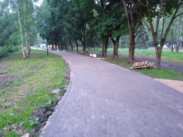 В Парке Победы в Твери продолжают обустраивать пешеходные зоны