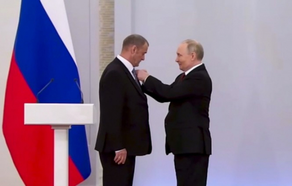 Владимир Путин вручил медаль Героя Труда слесарю-электромонтажнику из Твери
