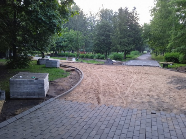 В Парке Победы в Твери продолжают обустраивать пешеходные зоны