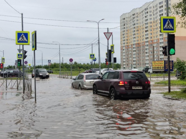 Ни пройти ни проехать: улицы Твери опять превратились в аквапарк после дождя