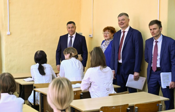 Игорь Руденя посетил медицинский колледж и ЦРБ в городе Кимры