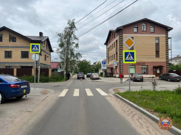 В Твери пассажира самоката доставили в нейрохирургию после столкновения СИМ с авто