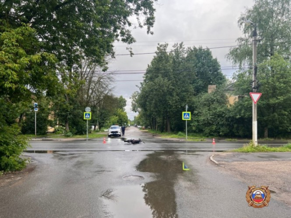 В Твери питбайк без номеров врезался в автобус: пострадали подростки