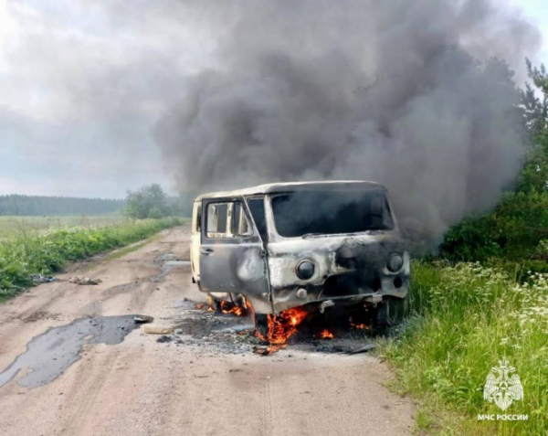 В Тверской области на дороге у деревни горела "буханка"