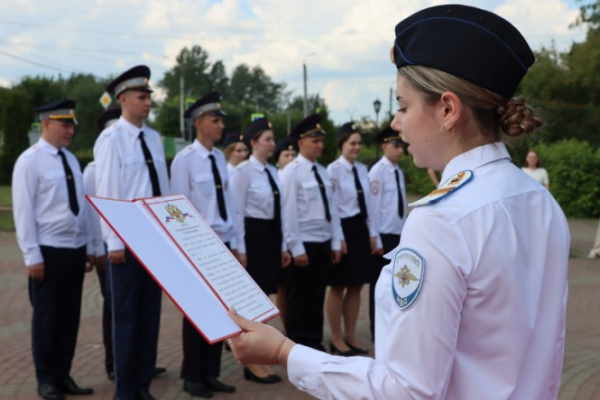 В Твери молодые полицейские приняли присягу В Твери молодые полицейские приняли присягу