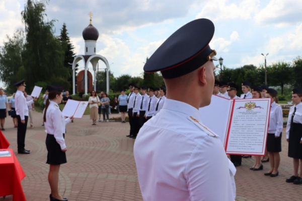 В Твери молодые полицейские приняли присягу В Твери молодые полицейские приняли присягу