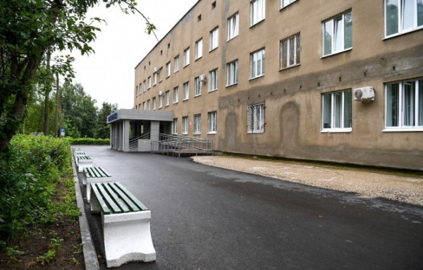 В Тверской области ремонтируют территории возле учреждений здравоохранения В Тверской области ремонтируют территории возле учреждений здравоохранения