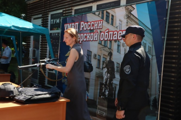 На Дне города Твери полицейские продемонстрировали оружие разных эпох На Дне города Твери полицейские продемонстрировали оружие разных эпох