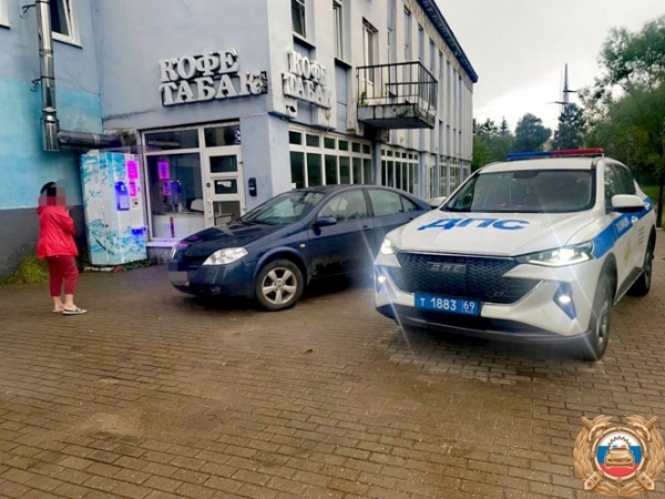 Без прав и опыта: в Твери за рулём иномарки остановили 17-летнюю девушку Без прав и опыта: в Твери за рулём иномарки остановили 17-летнюю девушку