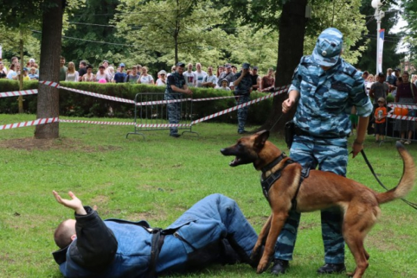 На Дне города Твери полицейские продемонстрировали оружие разных эпох На Дне города Твери полицейские продемонстрировали оружие разных эпох