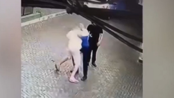 На набережной в Твери агрессивный хулиган избил мужчину На набережной в Твери агрессивный хулиган избил мужчину