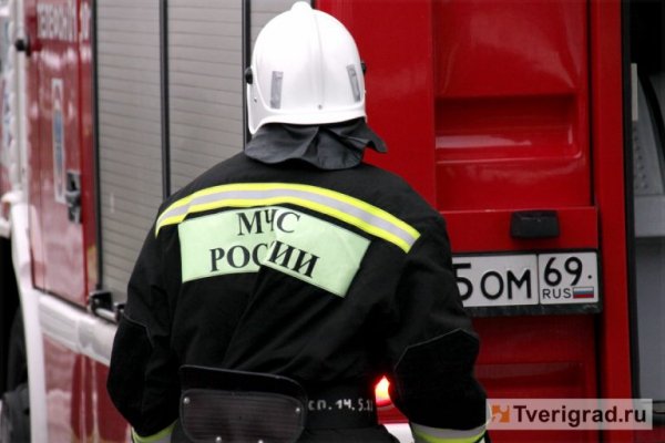 Под Тверью несколько часов тушили горящую свалку Под Тверью несколько часов тушили горящую свалку