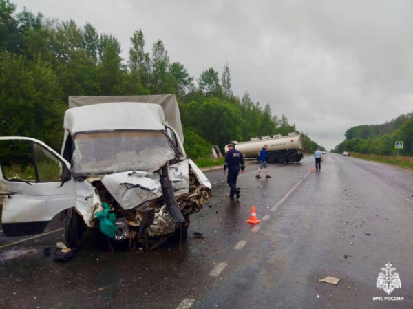 Появились фото с места страшного ДТП с бензовозом, в котором погиб человек Появились фото с места страшного ДТП с бензовозом, в котором погиб человек