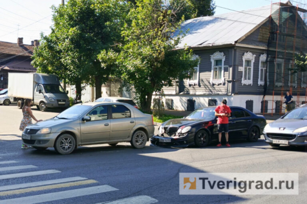 В Твери на перекрестке произошло ДТП с участием двух автомобилей В Твери на перекрестке произошло ДТП с участием двух автомобилей