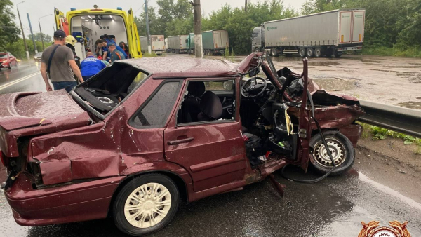В Твери водитель выехал на встречную полосу и спровоцировал ДТП В Твери водитель выехал на встречную полосу и спровоцировал ДТП