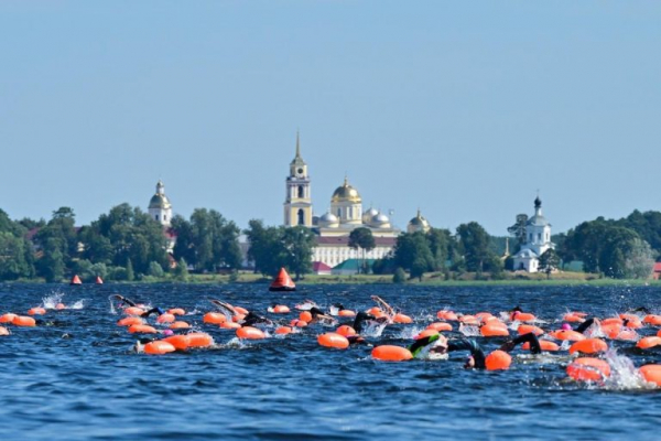 В Тверской области на Селигере возле Ниловой пустыни провели массовый заплыв В Тверской области на Селигере возле Ниловой пустыни провели массовый заплыв