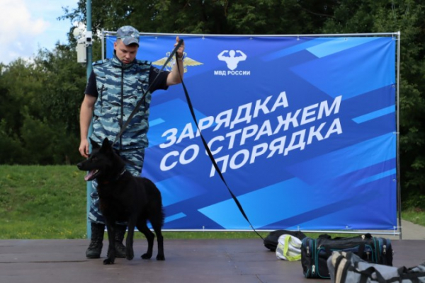 В Твери полицейские провели для детей разминку и рассказали о службе В Твери полицейские провели для детей разминку и рассказали о службе