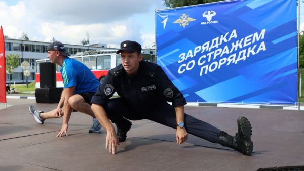 В Твери полицейские провели для детей разминку и рассказали о службе В Твери полицейские провели для детей разминку и рассказали о службе