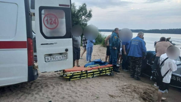 Опубликовано видео столкновения катера с баржей в Тверской области Опубликовано видео столкновения катера с баржей в Тверской области