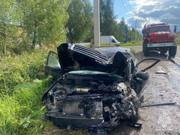 В Бежецке сотрудники МЧС ликвидируют последствия серьезной дорожной аварии