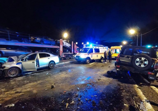 В ДТП на трассе М-10 пострадали три человека В ДТП на трассе М-10 пострадали три человека