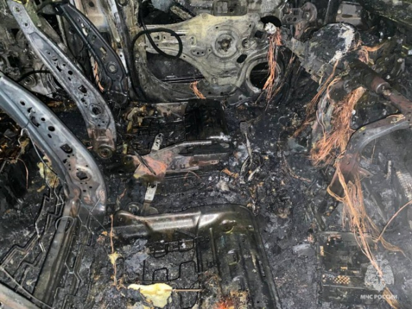 В Твери из-за неисправной проводки сгорели два авто В Твери из-за неисправной проводки сгорели два авто
