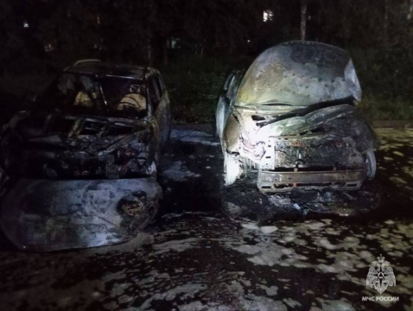 В Твери из-за неисправной проводки сгорели два авто В Твери из-за неисправной проводки сгорели два авто