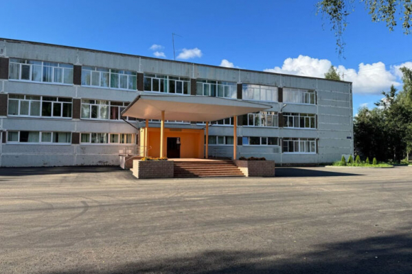 В Тверской области у школ ремонтируют площадки для линеек и торжественных построений учеников В Тверской области у школ ремонтируют площадки для линеек и торжественных построений учеников