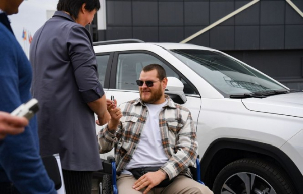 Первый ветеран СВО из Тверской области получил адаптированный автомобиль Первый ветеран СВО из Тверской области получил адаптированный автомобиль