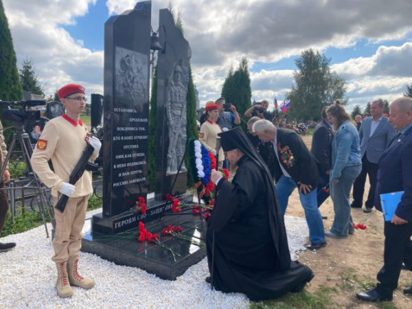 В Бежецке открыли памятник Героям СВО