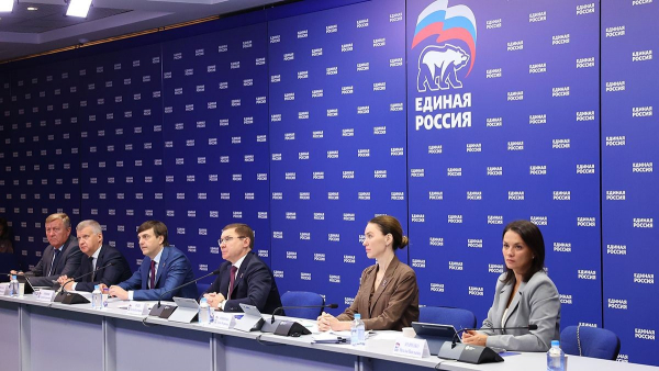 Владимир Якушев: "Единая Россия" контролирует все этапы ремонта и строительства школ Владимир Якушев: "Единая Россия" контролирует все этапы ремонта и строительства школ