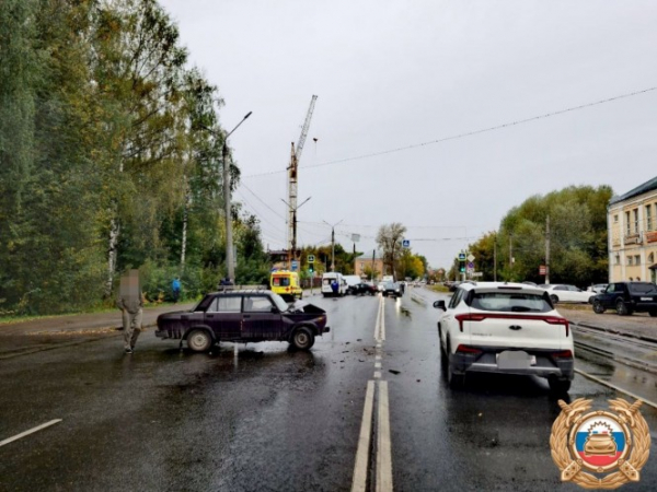 Пять человек пострадали в массовом ДТП на улице Дарвина в Твери