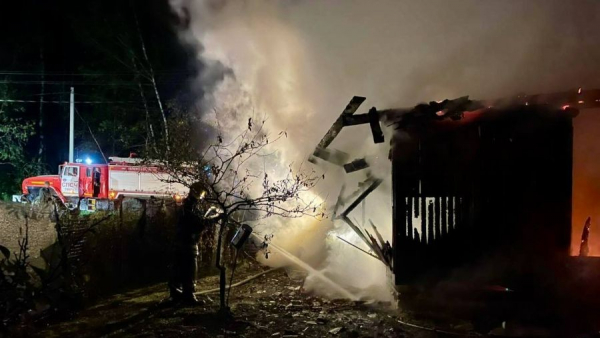 В Калининском округе огонь полностью уничтожил дачный дом В Калининском округе огонь полностью уничтожил дачный дом
