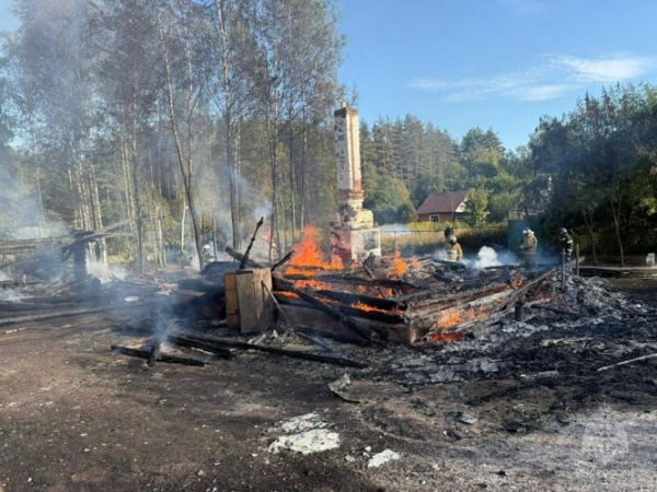В Ржевском округе огонь уничтожил дачу В Ржевском округе огонь уничтожил дачу