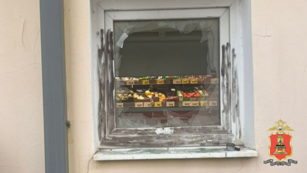 В Твери мужчина разбил окно магазина, чтобы украсть алкоголь и торт В Твери мужчина разбил окно магазина, чтобы украсть алкоголь и торт