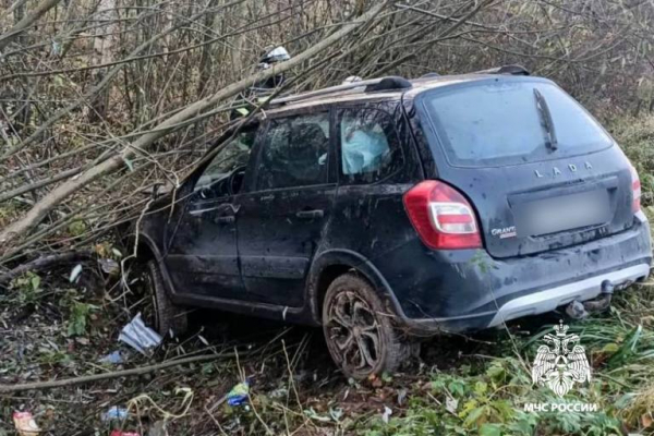 В Тверской области LADA вылетела в кювет, пострадала женщина В Тверской области LADA вылетела в кювет, пострадала женщина