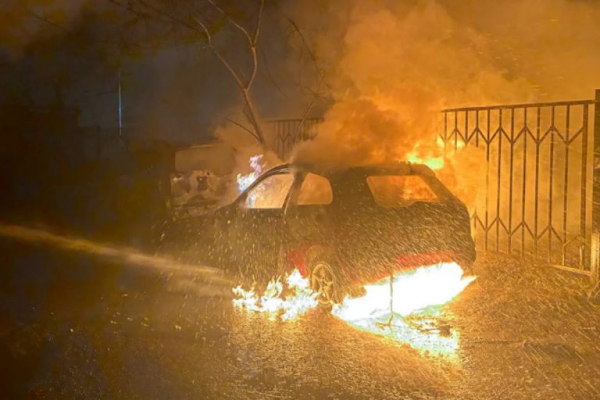 В Твери на Петербургском шоссе полыхал автомобиль В Твери на Петербургском шоссе полыхал автомобиль
