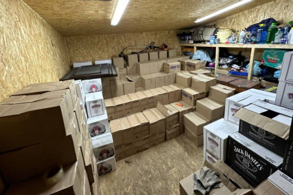 В Тверской области ФСБ и Росгвардия накрыли склад с контрафактным алкоголем В Тверской области ФСБ и Росгвардия накрыли склад с контрафактным алкоголем