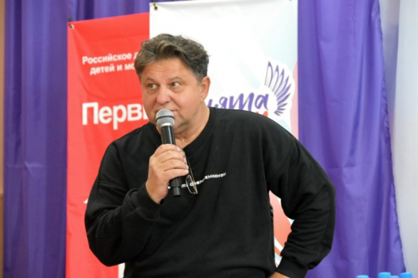 Школьники из Вышнего Волочка встретились с известным актёром Школьники из Вышнего Волочка встретились с известным актёром