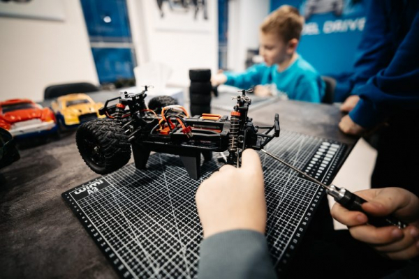 Техно-клуб MODEL DRIVE: собираем машины в миниатюре и выходим на гоночный трек Техно-клуб MODEL DRIVE: собираем машины в миниатюре и выходим на гоночный трек