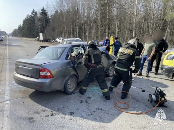 Под Тверью спасатели достали людей из разбитой легковушки Под Тверью спасатели достали людей из разбитой легковушки