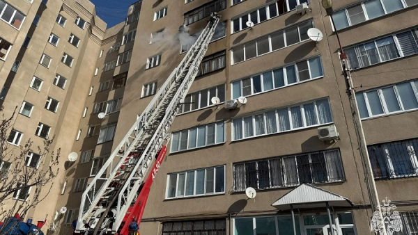 В Твери тушат квартиру в многоэтажке В Твери тушат квартиру в многоэтажке