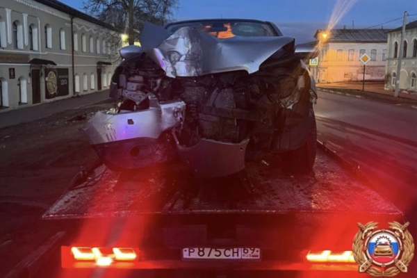 В Старице Nissan снес уличный фонарь В Старице Nissan снес уличный фонарь